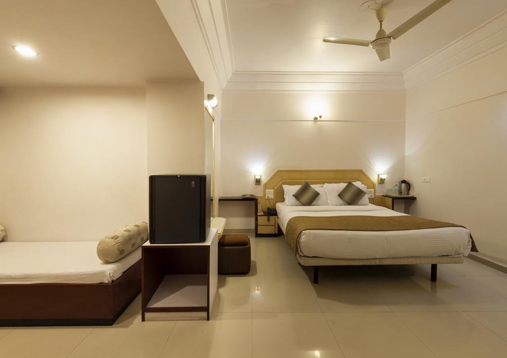 Hotel Vrishali Executive Kolhapur Ngoại thất bức ảnh
